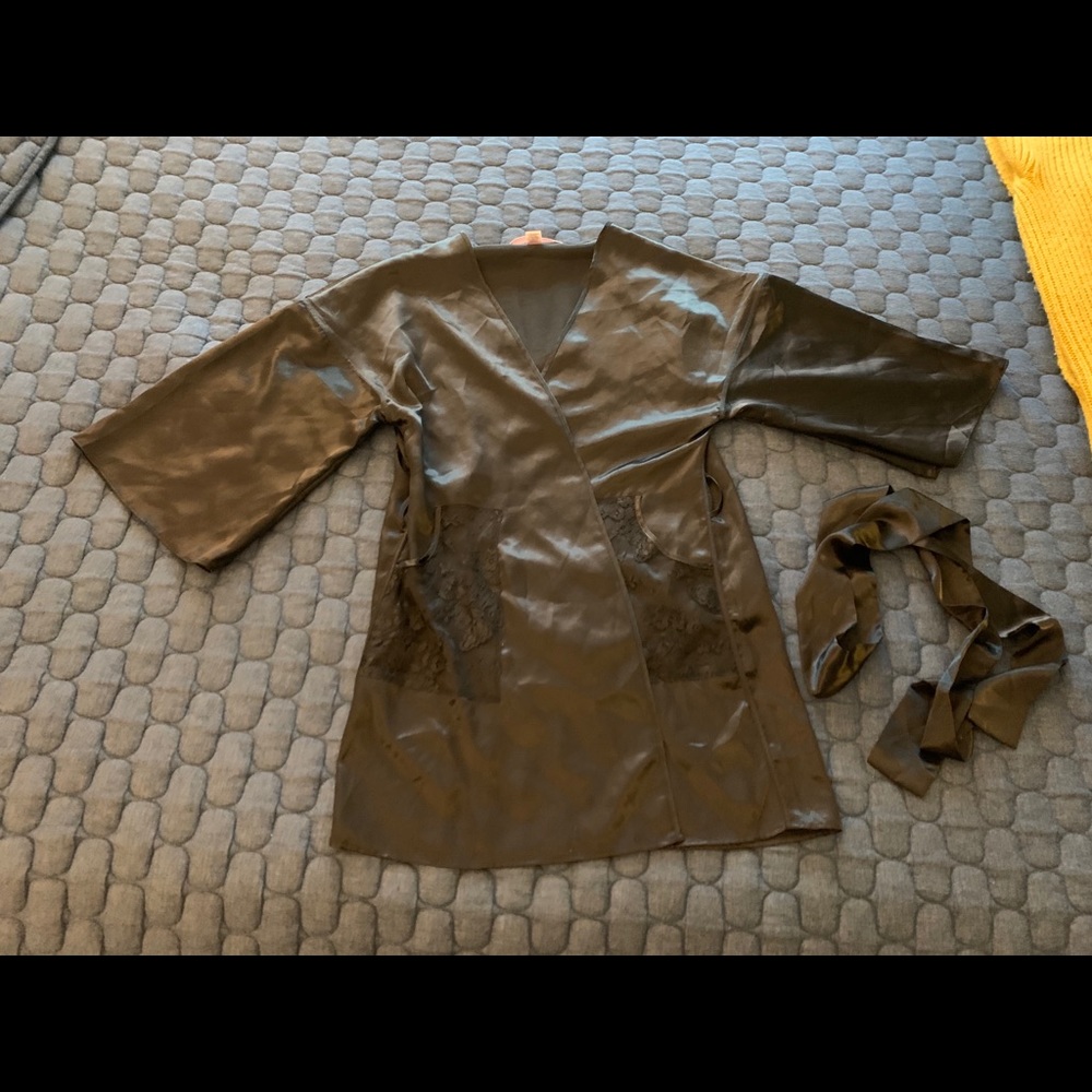 Victoria’s Secret black silky robe— SZ S/M